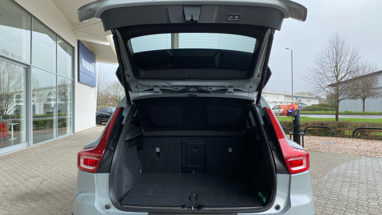 Volvo XC40 2.0 B4P Ultra Dark 5dr Auto Petrol Estate